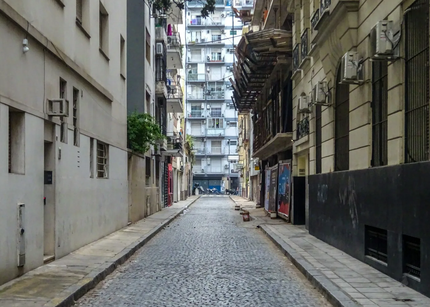 Een kinderkopjesstraat in het oude Buenos Aires