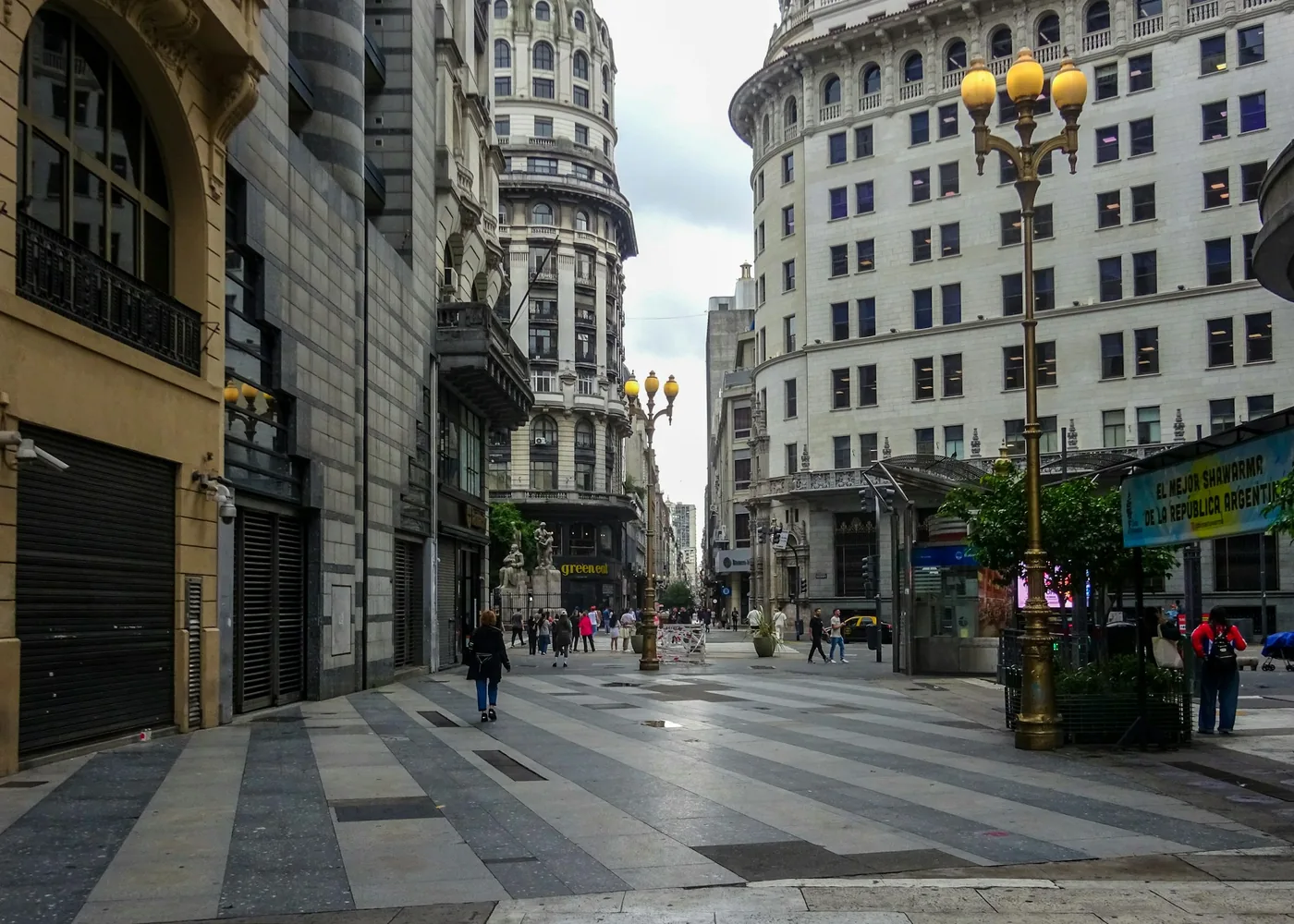Een straat in het centrum van Buenos Aires, vlak bij Monserrat